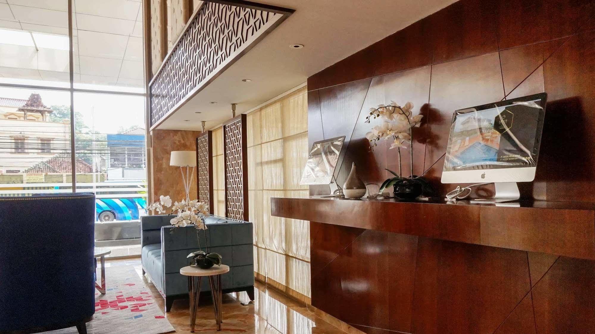 Louis Kienne Hotel Pandanaran Semarang Exterior photo