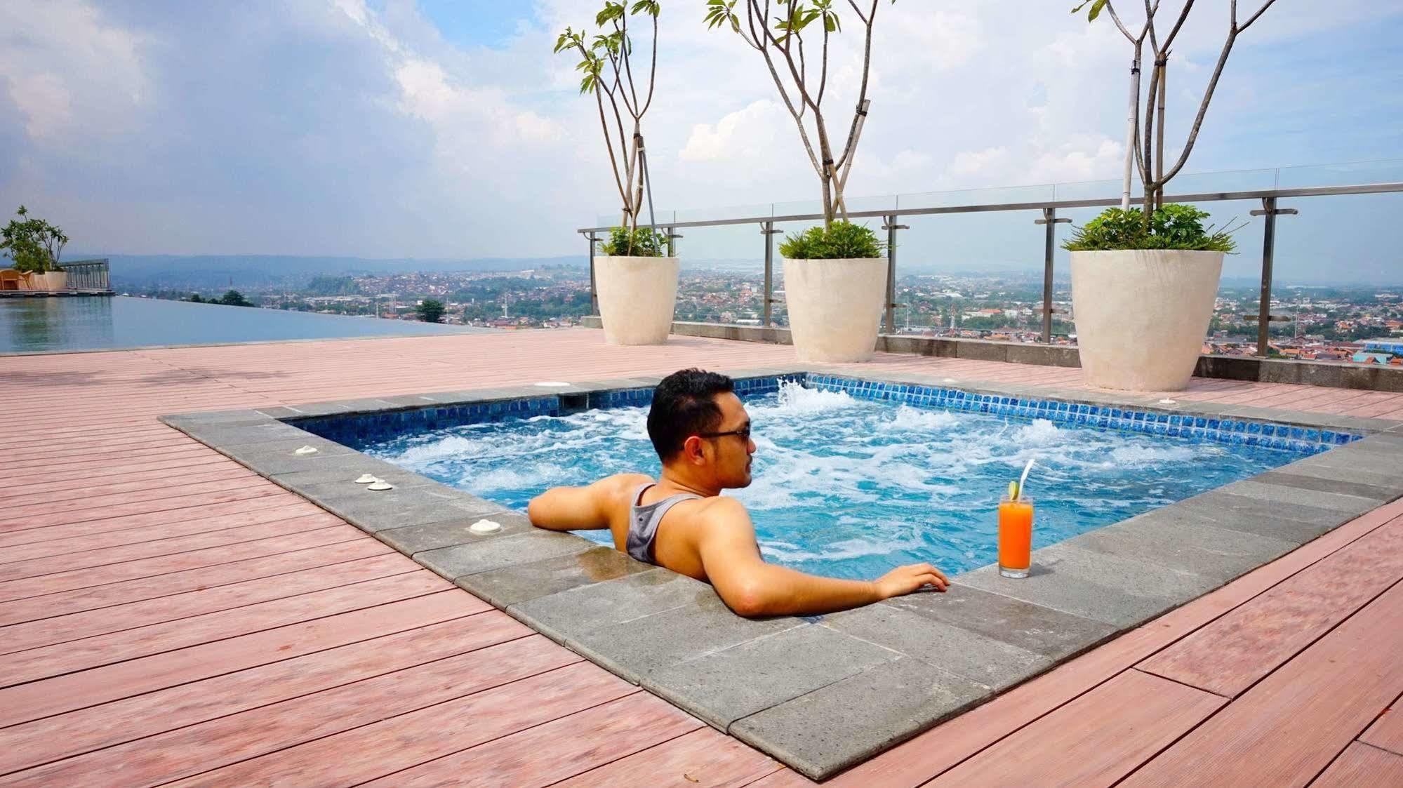 Louis Kienne Hotel Pandanaran Semarang Exterior photo