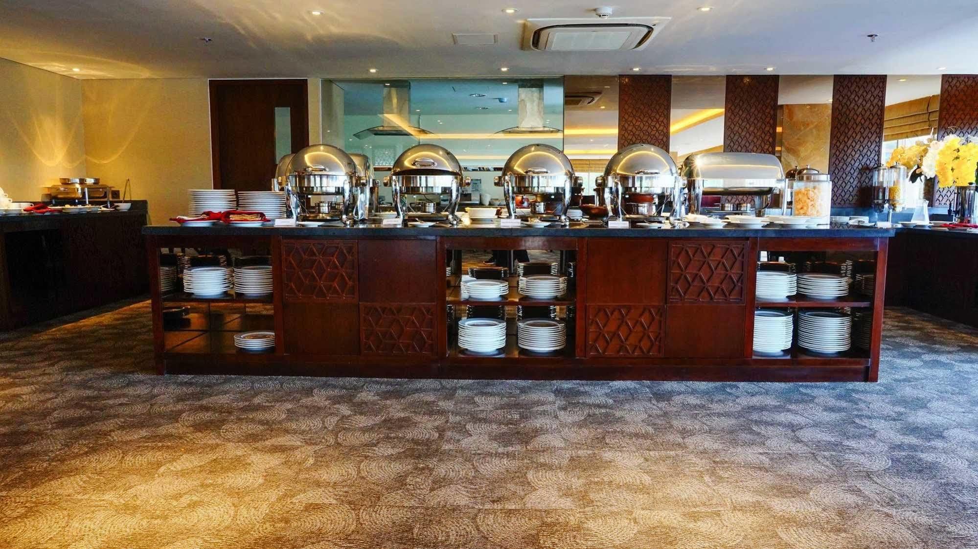 Louis Kienne Hotel Pandanaran Semarang Exterior photo