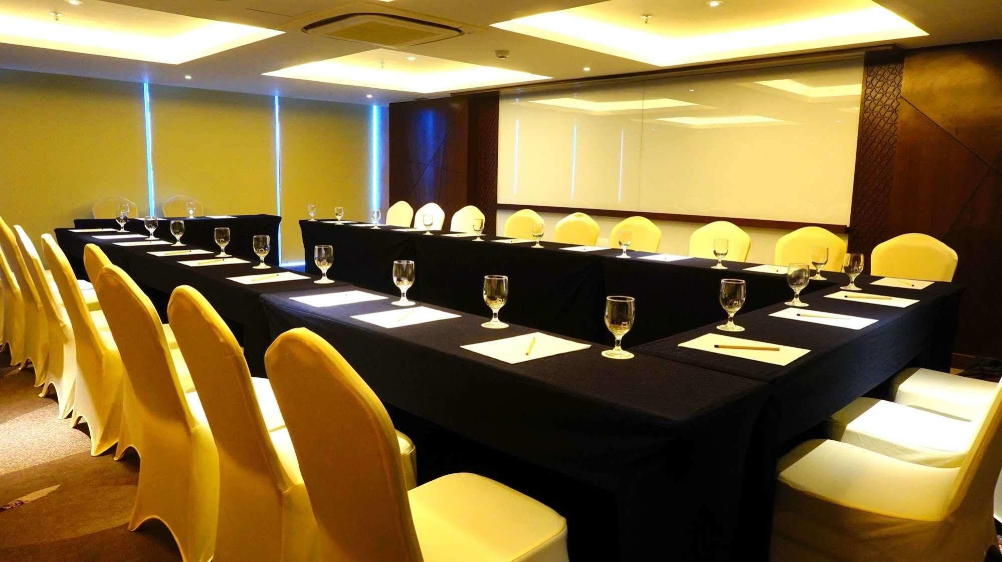 Louis Kienne Hotel Pandanaran Semarang Exterior photo